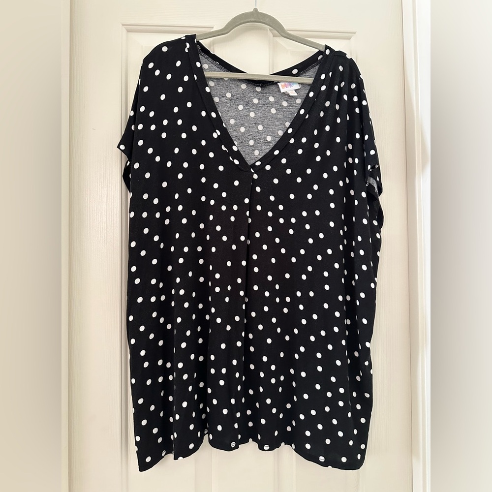 LULAROE ALICE BOX PLEAT V-NECK BLACK AND WHITE POLKA DOT BLOUSE 3X 24-26